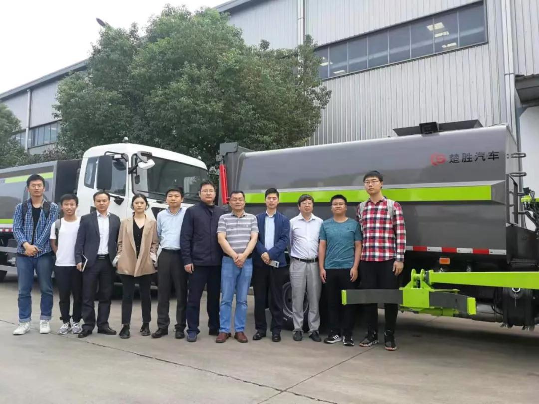 驚艷！“智能機(jī)械臂”自裝卸式垃圾車震撼問世